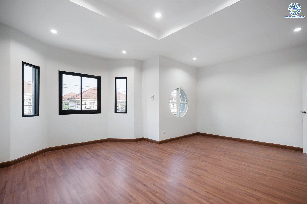 บ้านมือสองตกแต่งใหม่ โครงการ ชวนชื่น ปิ่นเกล้า บนเนื้อที่ 76.9 ตร.ว. พื้นที่ใช้สอยมากถึง 212.5 ตร.ม. ฟังก์ชันจัดเต็ม 3 ห้องนอน 3 ห้องน้ำ จอดรถได้ถึง 2 คัน พร้อมทั้งเปลี่ยนระบบสุขาภิบาลให้ใหม่ พร้อมเข้าอยู่ทันที บนทำเลศักยภาพ เชื่อมต่อหลายเส้นทาง ใกล้จุดขึ้นทางด่วน "ศรีรัช" และรถไฟฟ้าสายสีแดง "สถานีตลิ่งชัน"